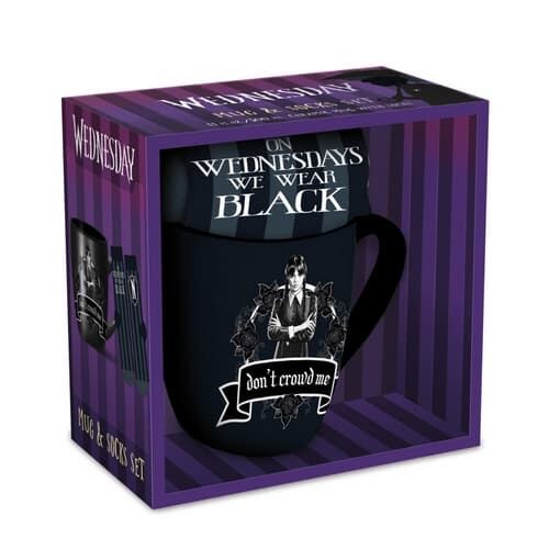 CurePink Dárkový set hrnek s ponožkami Netflix Wednesday Ve středu nosím černou a nesuďte mě velikost unisex GP2400893 315 ml