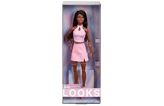 Barbie sieht mit Zöpfen in rosa Outfit HRM13