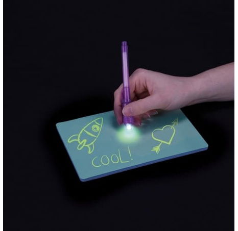 Tabulka s perem svítící ve tmě v krabičce 15x21x2cm