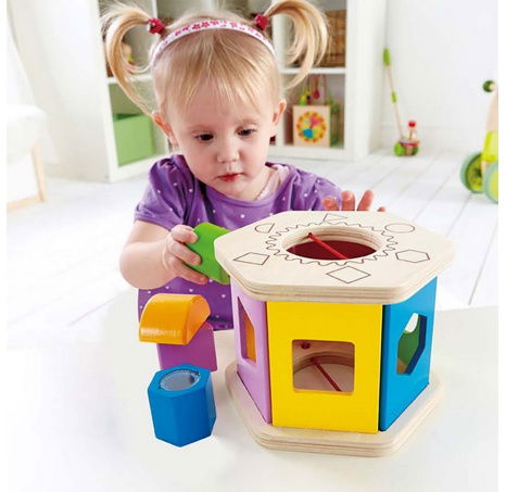 Hape Dřevěná krabička na vkládání geometrických tvarů