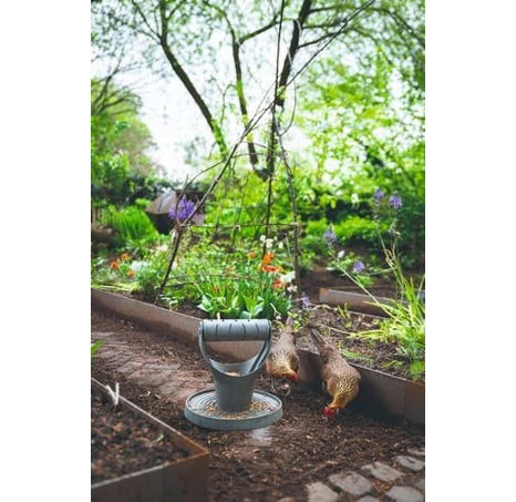 Beeztees Play&Snack Tower Krmítko pro drůbež šedé 30cm