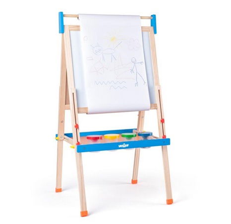 Tabule ABC s písmeny, s rolí papíru a kelímky