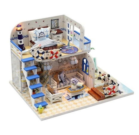Zwei Kinder Miniaturhaus an der Blauen Küste