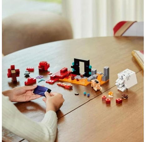 LEGO® Minecraft 21255 Přepadení v portálu do Netheru