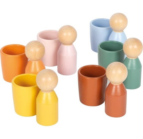 small foot Montessori třídící kalíšky s figurkami