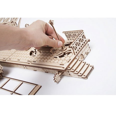 Ugears 3D dřevěné mechanické puzzle Železniční nástupiště