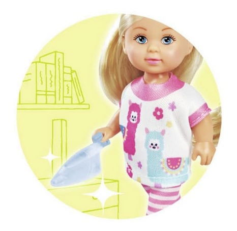 Panenka Evička doma