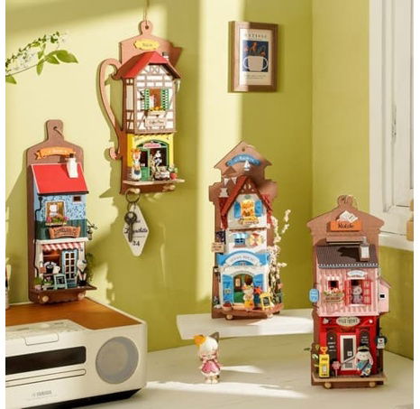 RoboTime miniatura domečku k zavěšení Lenošná kavárna