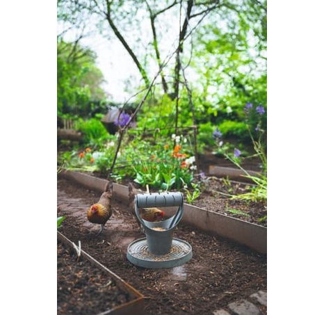 Beeztees Play&Snack Tower Krmítko pro drůbež šedé 30cm